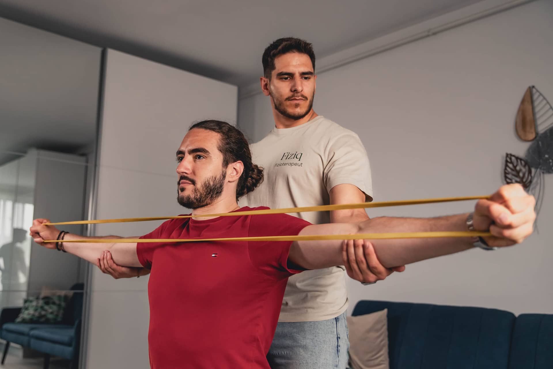 Ședință de fitness medical la domiciliu coordonată de un specialist Fiziq
